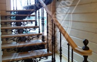 Чугунная  лестница с дубовыми ступенями